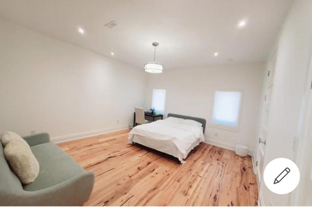 Executive Room In Toronto Next To Yorkdale Shopping Centre Exterior photo