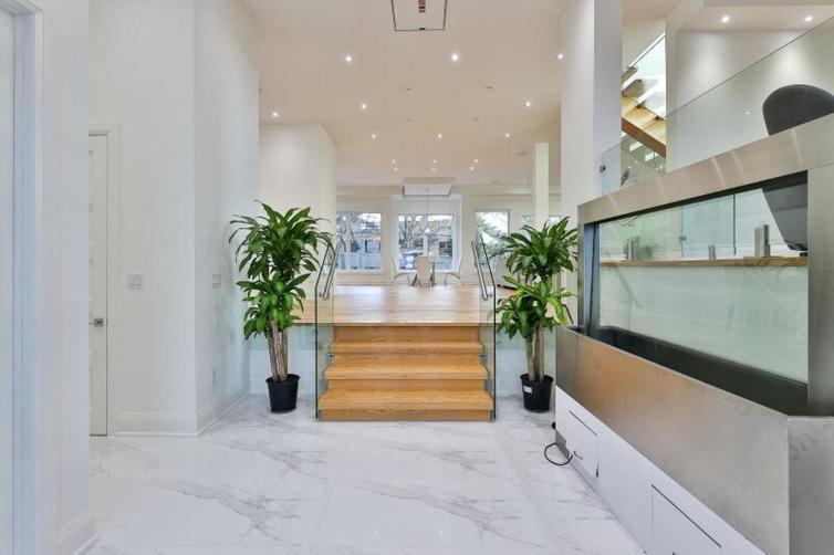 Executive Room In Toronto Next To Yorkdale Shopping Centre Exterior photo